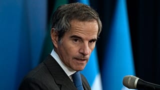 Le directeur général de l'AIEA, Rafael Grossi, lors d'une conférence de presse conjointe avec le chef de l'Organisation iranienne de l'énergie atomique, Mohammad Eslami, à Téhéran, le 14 novembre 2024.