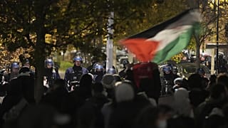 Rendőrsorfal a palesztinpárti tüntetőkkel szemben