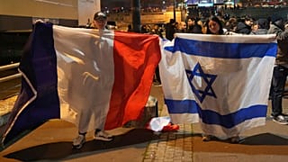 پرچم‌های اسرائیل و فرانسه در دستان هوداران پیش از برپایی مسابقه دو تیم در پاریس