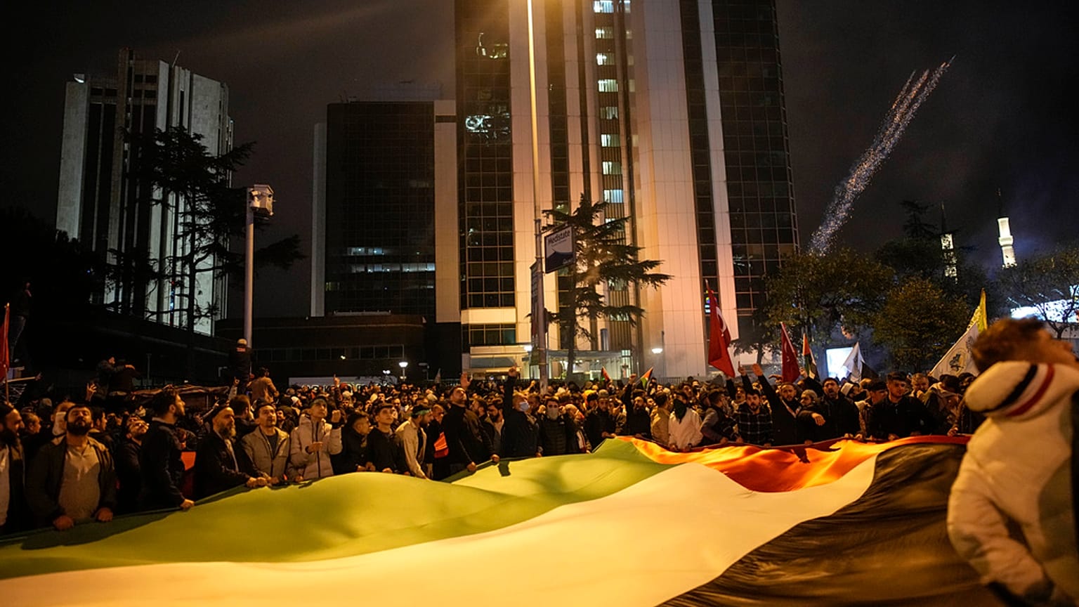 İstanbul'da İsrail Konsolosluğu önünde düzenlenen protesto gösterileri, 18 Ekim 2023. (Arşiv)