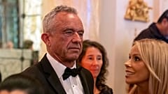 Robert F. Kennedy Jr. e a sua mulher Cheryl Hines chegam antes do discurso do Presidente eleito Donald Trump durante uma gala do America First Policy Institute na sua propriedade de Mar-a-Lago.