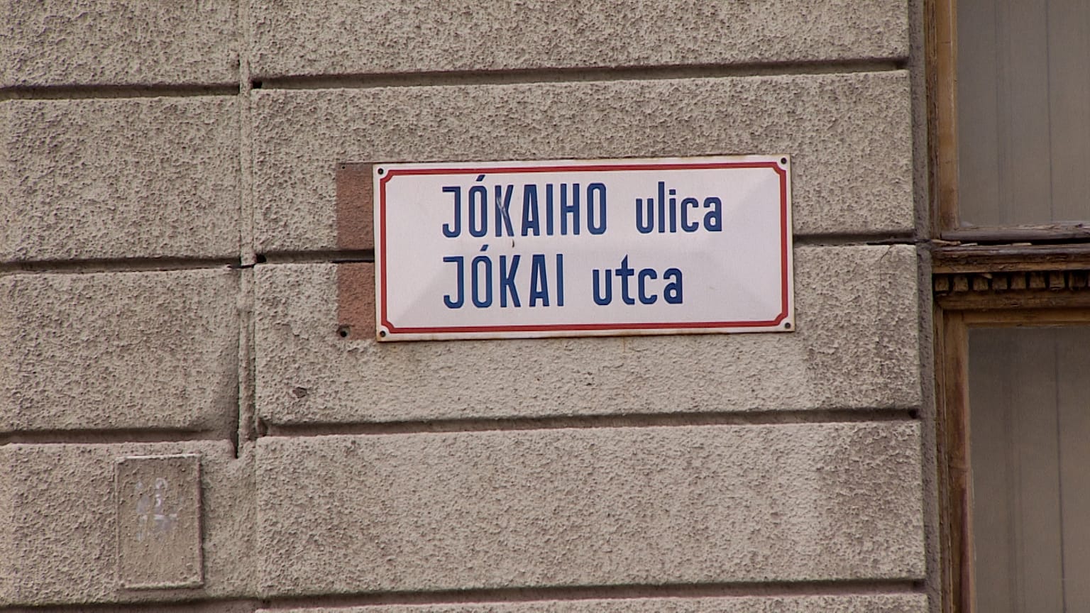Kétnyelvű utcanévtábla Észak-Komáromban