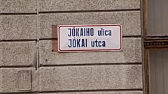 Kétnyelvű utcanévtábla Észak-Komáromban
