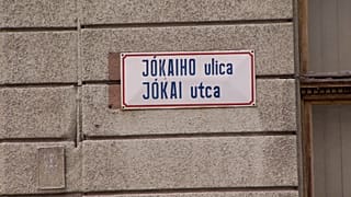 Kétnyelvű utcanévtábla Észak-Komáromban