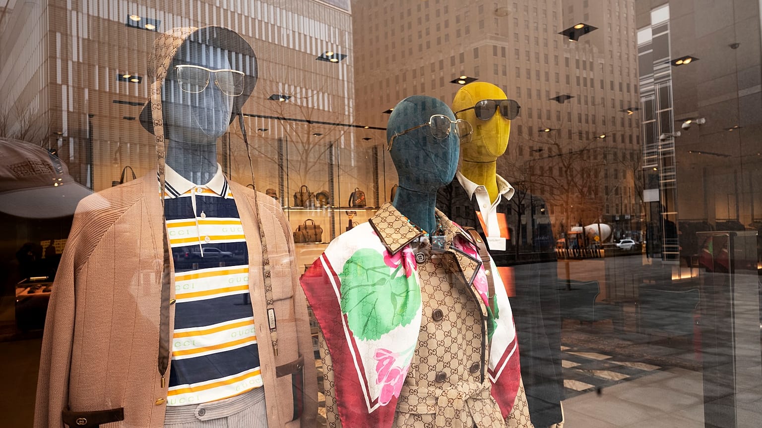 Φωτογραφία αρχείου από βιτρίνα της Gucci - τα είδη πολυτελείας κερδίζουν όταν η οικονομία της Κίνας πηγαίνει καλά