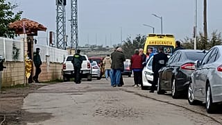 Des proches attendent des nouvelles à l'extérieur de la maison de retraite où au moins 10 personnes sont mortes dans un incendie.