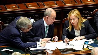 Ο υπουργός Roberto Calderoli, στο κέντρο, με την πρωθυπουργό Giorgia Meloni