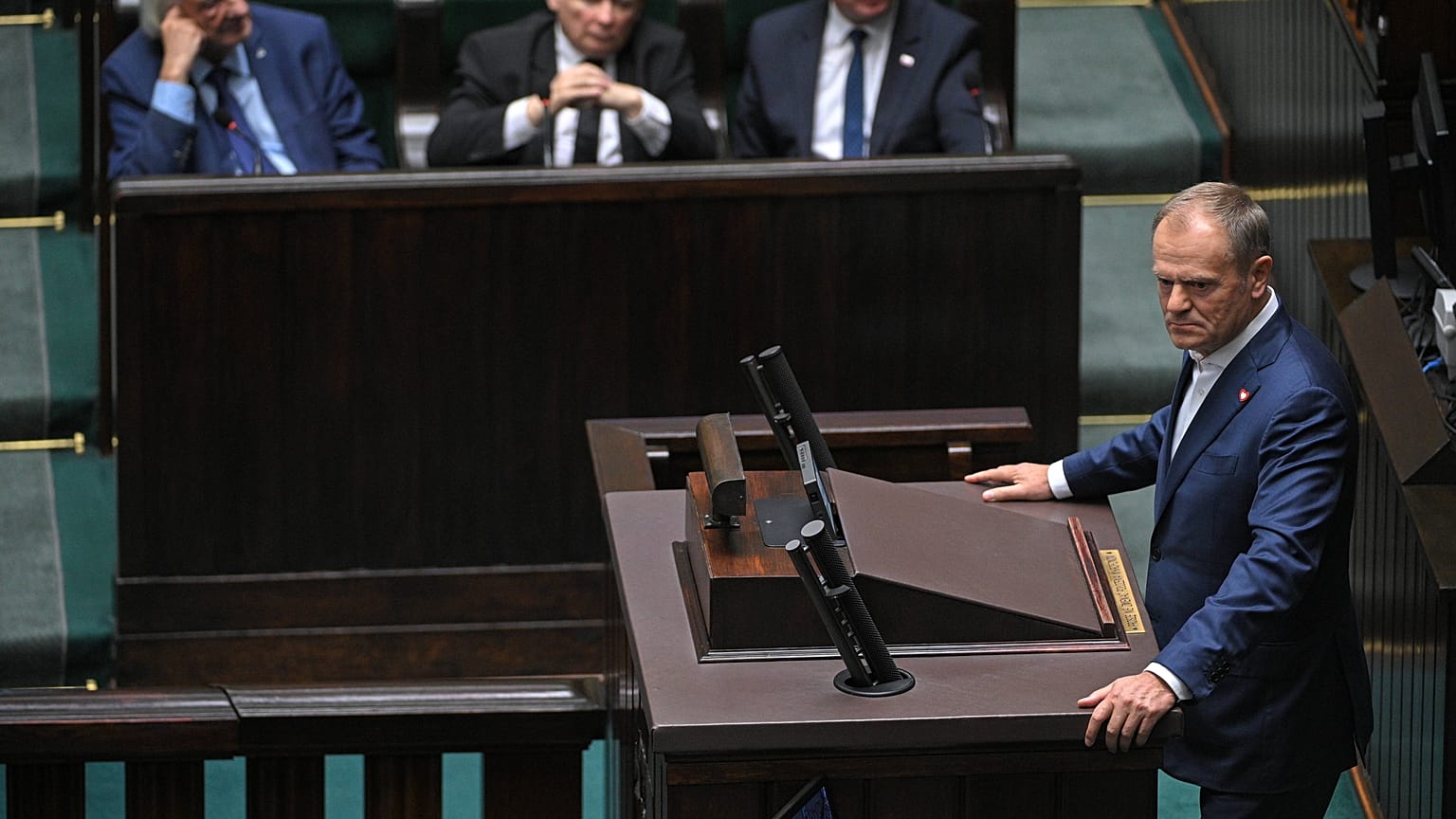Donald Tusk lengyel kormányfő a parlamenti alsóház nyitóülésén 2024. október 16-án