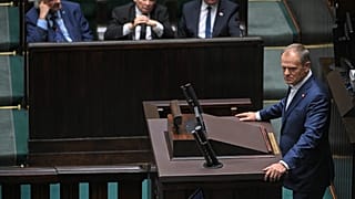 Donald Tusk lengyel kormányfő a parlamenti alsóház nyitóülésén 2024. október 16-án