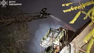 يعمل موظفو خدمات الطوارئ على إطفاء حريق في أعقاب هجوم روسي في أوديسا، أوكرانيا، في وقت متأخر من يوم الخميس، 14 نوفمبر/تشرين الثاني 2024