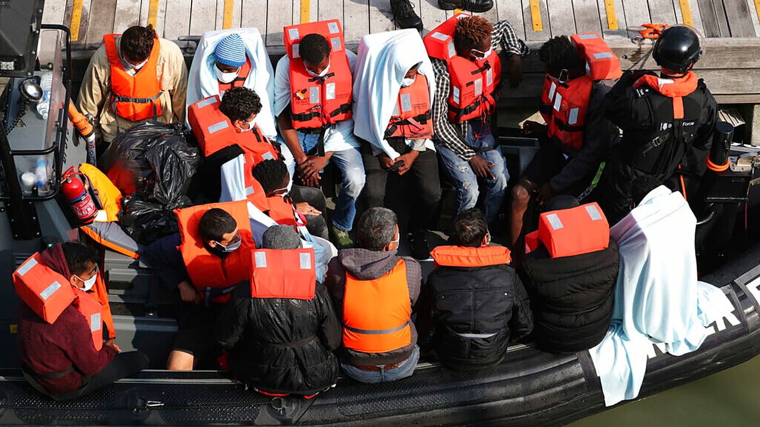 Dosya fotoğrafı: Bir grup göçmen, Manş Denizi'nde meydana gelen küçük bir tekne kazasının ardından İngiltere'nin Kent bölgesindeki Dover marinasında karaya çıkmak için bekliyor, 22 Eylül 2020.