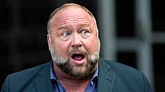 Alex Jones spricht zu den Medien, nachdem er am Freitag, den 14. Juni 2024, im Bundesgerichtshof zu einer Anhörung vor einem Konkursrichter erschienen ist