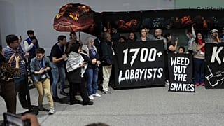 Activistas participam numa manifestação contra os combustíveis fósseis na COP29.
