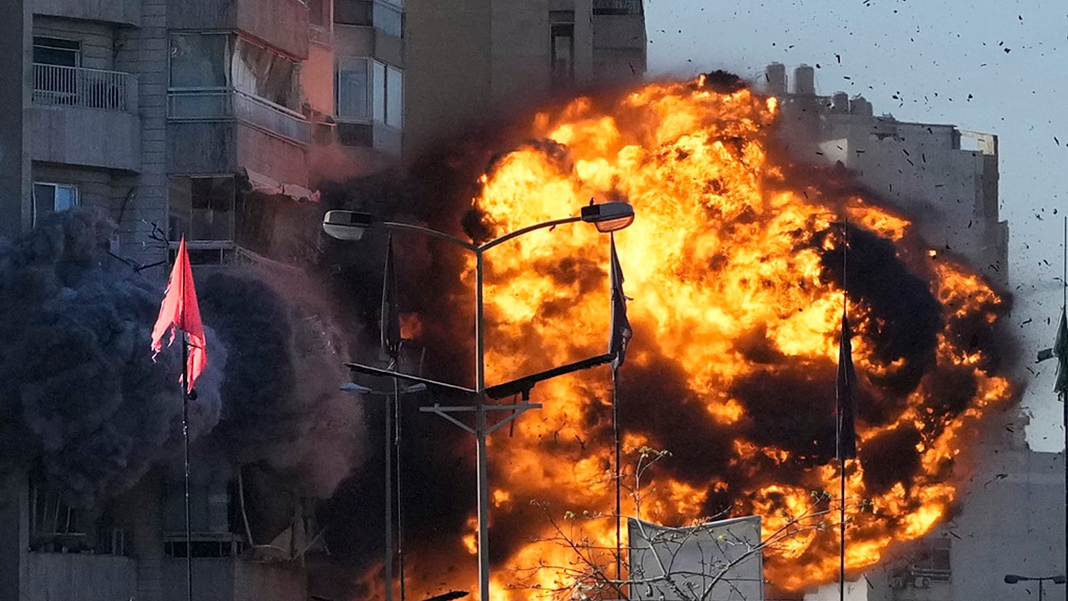 Chamas saltam de um edifício atingido por um ataque aéreo israelita, Beirute, Líbano, 15.11.2024