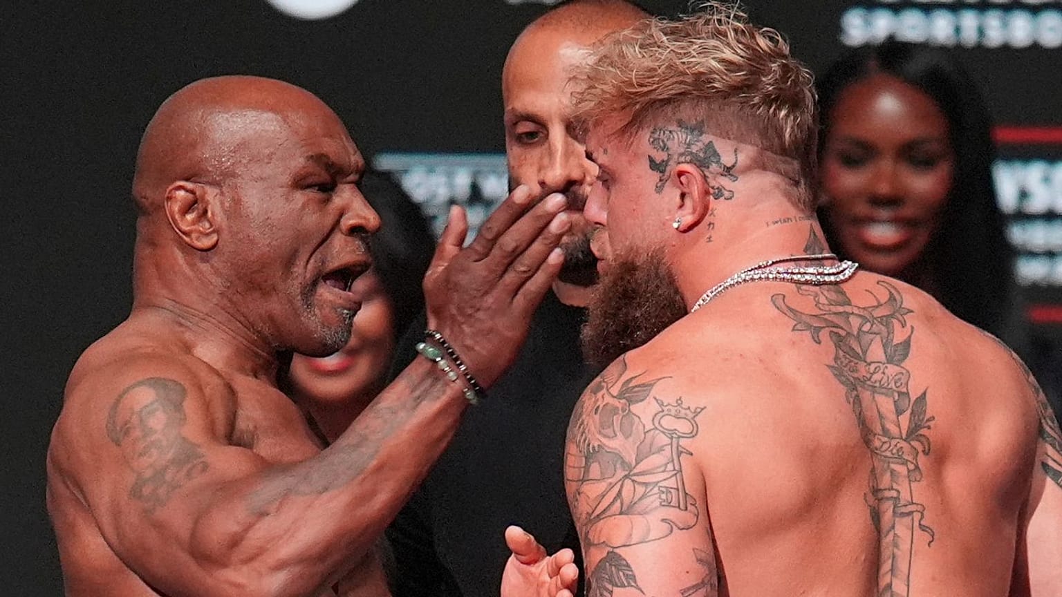 Mike Tyson, po lewej, uderza Jake'a Paula podczas ważenia przed ich walką w wadze ciężkiej, 14 listopada 2024 r.