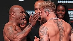 Mike Tyson, po lewej, uderza Jake'a Paula podczas ważenia przed ich walką w wadze ciężkiej, 14 listopada 2024 r.