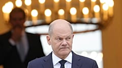 O chanceler alemão Olaf Scholz deixa o Palácio Bellevue em Berlim na quinta-feira, 7 de novembro de 2024.