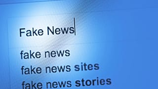 Bu stok görselde arama motoruna 'fake news' yazıldığı görülüyor