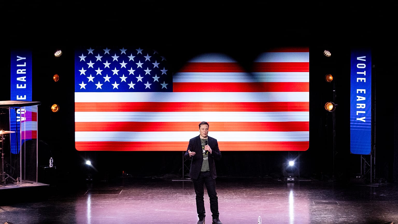 Elon Musk przemawia w kościele Life Center w Harrisburgu, Pa., sobota, 19 października 2024 r.