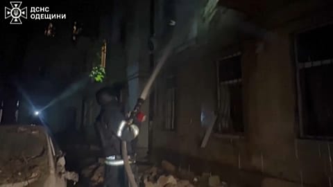 Attaque massive à Odesa: un immeuble résidentiel est touché, un pipeline principal est endommagé