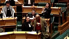A deputada Hana-Rawhiti Maipi-Clarke rasga o projeto de lei