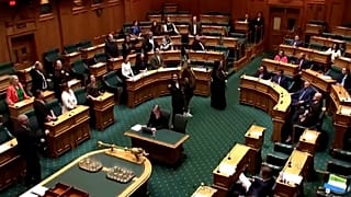 Hana-Rawhiti Maipi-Clarke, députée néo-zélandaise, a lancé un haka en pleine séance parlementaire ce jeudi.