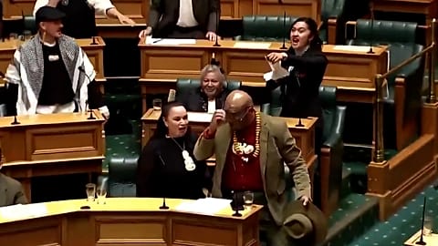 Poseł do parlamentu Hana-Rawhiti Maipi-Clarke zrywa projekt ustawy