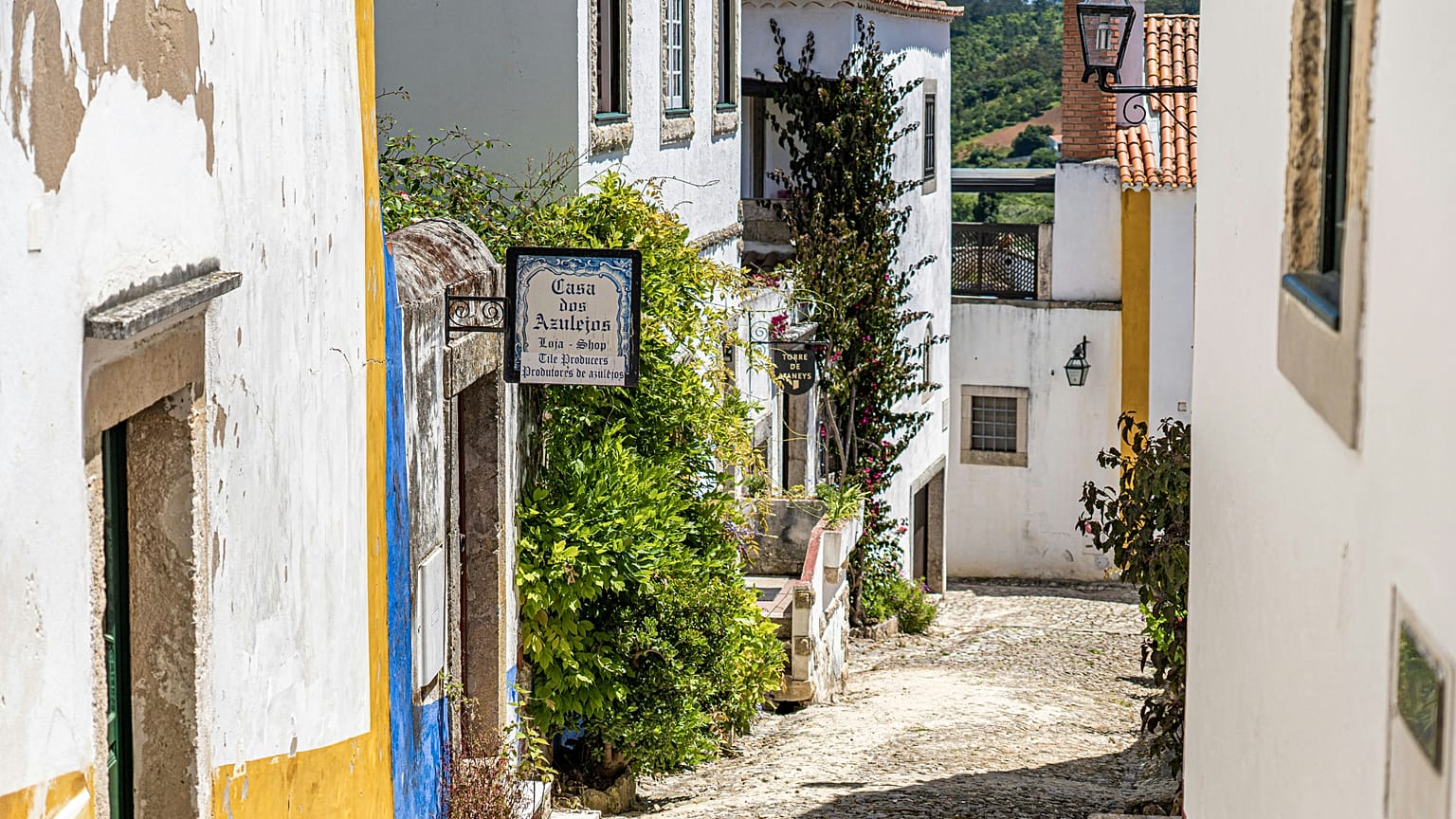 Situato a 80 chilometri a nord di Lisbona, Óbidos è un villaggio medievale circondato da alte e formidabili mura.
