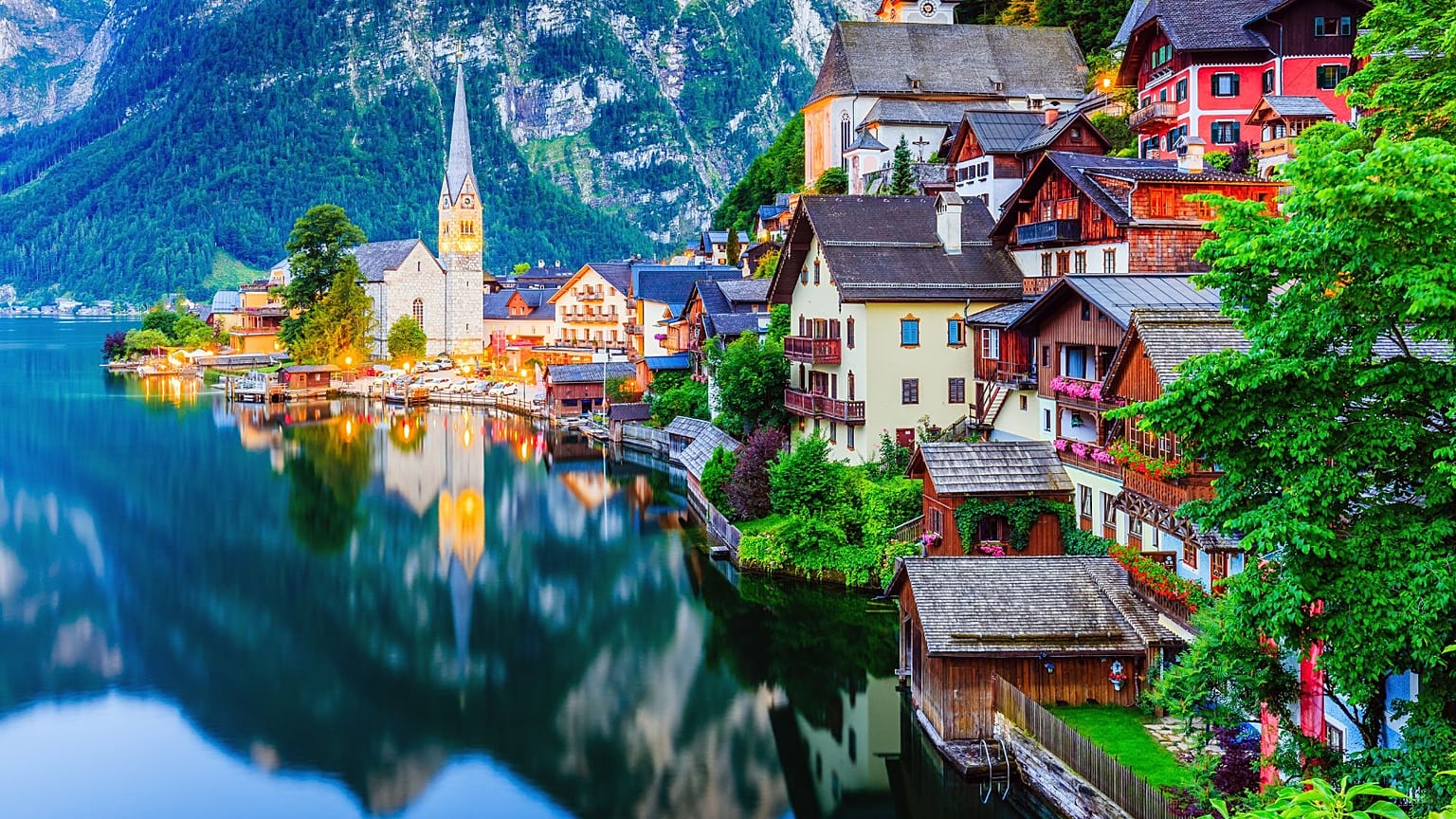 A cidade de Halstatt, Áustria, ao crepúsculo