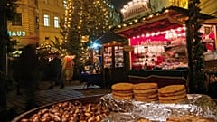 Pacotes de guloseimas deliciosas no antigo mercado de Natal vienense 