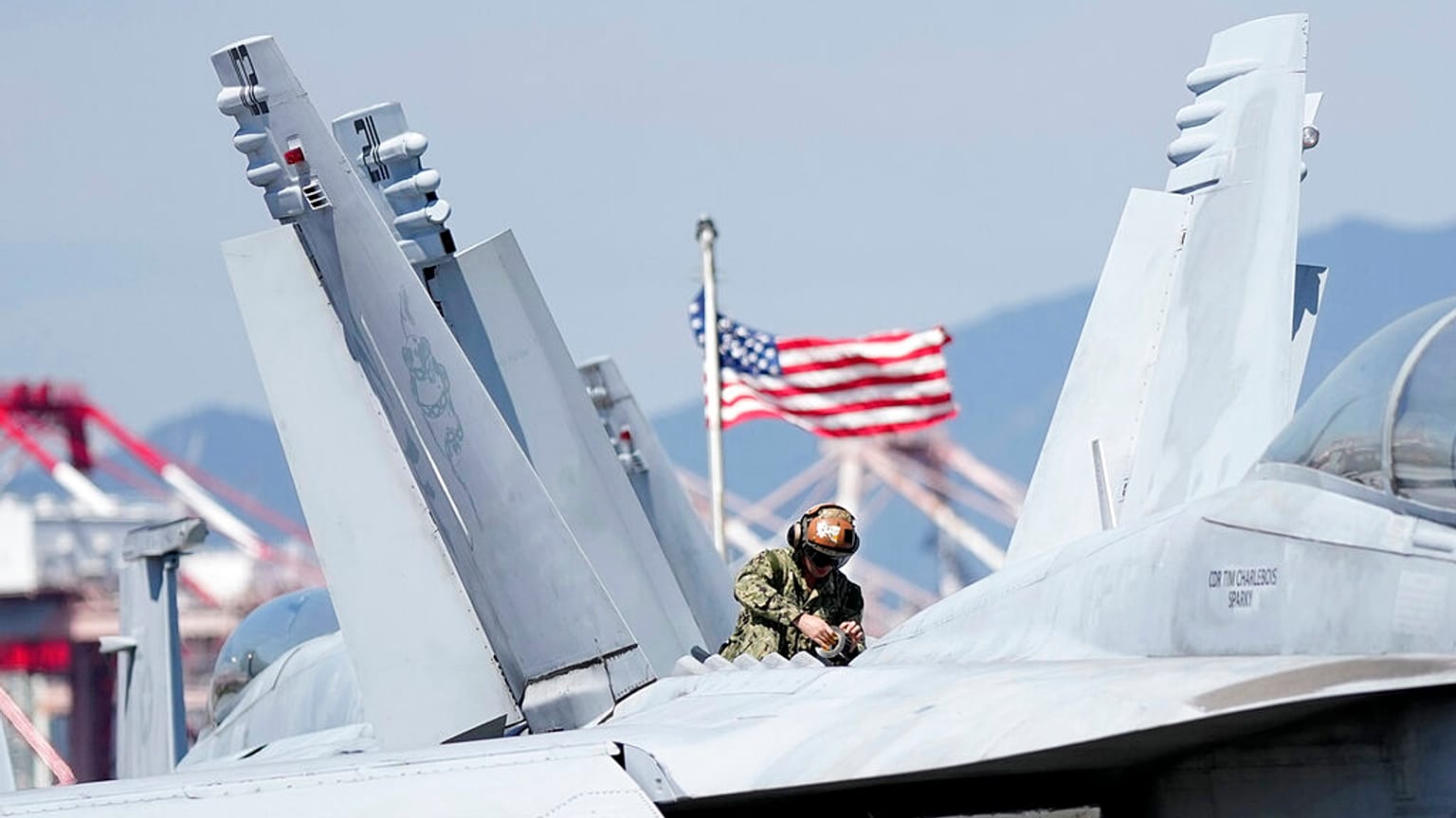 Ein US-Soldat inspiziert einen Kampfjet in Busan, Südkorea, am 23. September 2022. 