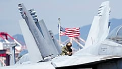 Ein US-Soldat inspiziert einen Kampfjet in Busan, Südkorea, am 23. September 2022. 