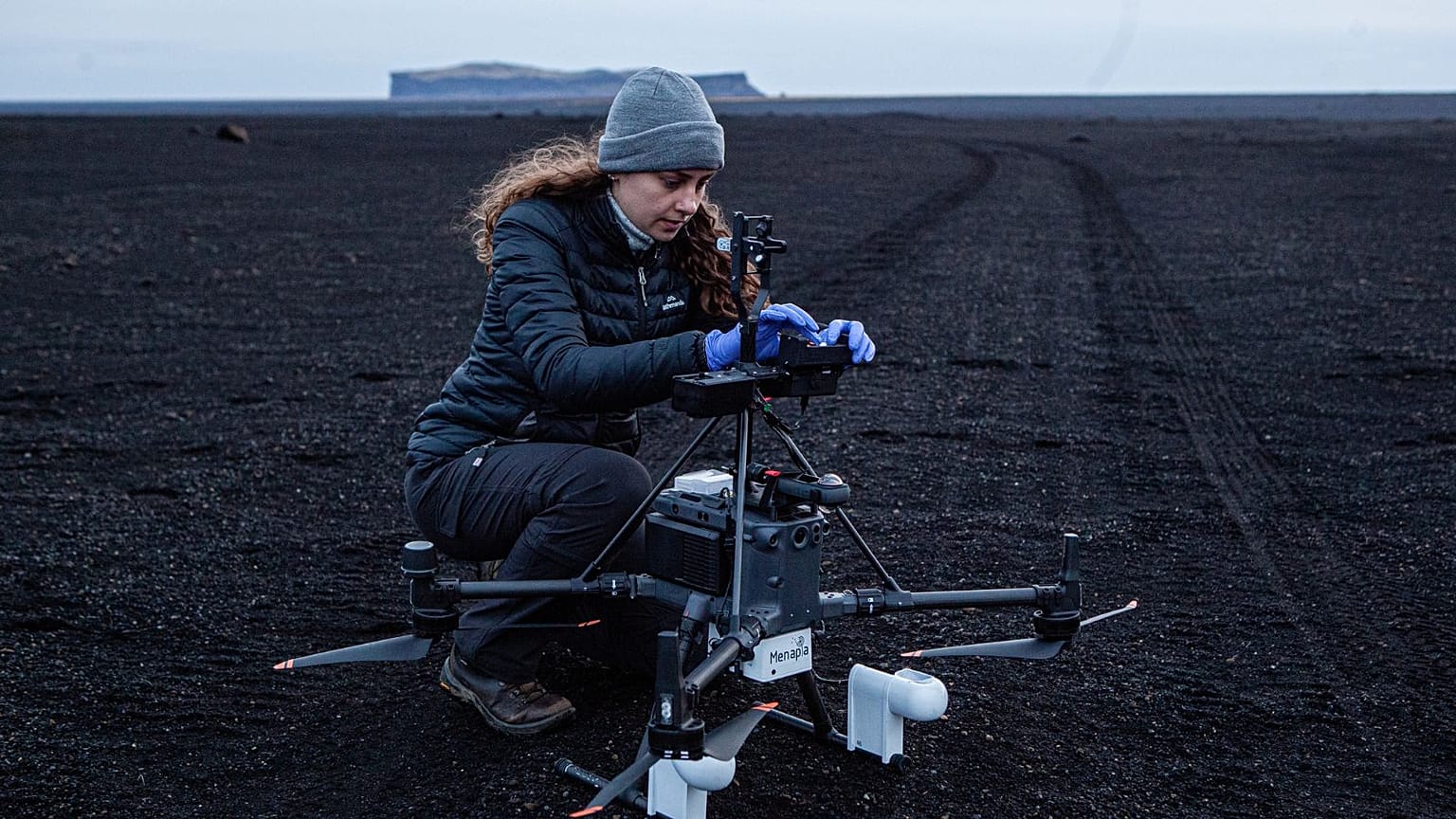 10. A estudante de doutoramento Polly Foster muda os diapositivos colocados no drone, à medida que são recolhidas várias medidas a diferentes alturas no deserto de Myrdalssandur.