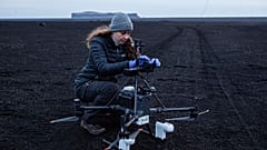 10. A estudante de doutoramento Polly Foster muda os diapositivos colocados no drone, à medida que são recolhidas várias medidas a diferentes alturas no deserto de Myrdalssandur.