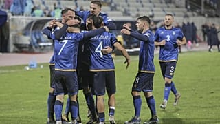 Kosovalı oyuncular Euro 2024 I. Grup eleme maçında İsrail'e attıkları açılış golünü kutluyor