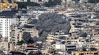 تصاعد الدخان من المباني التي تعرضت لقصف جوي إسرائيلي في ضاحية بيروت الجنوبية، السبت 16 نوفمبر/تشرين الثاني 2024.