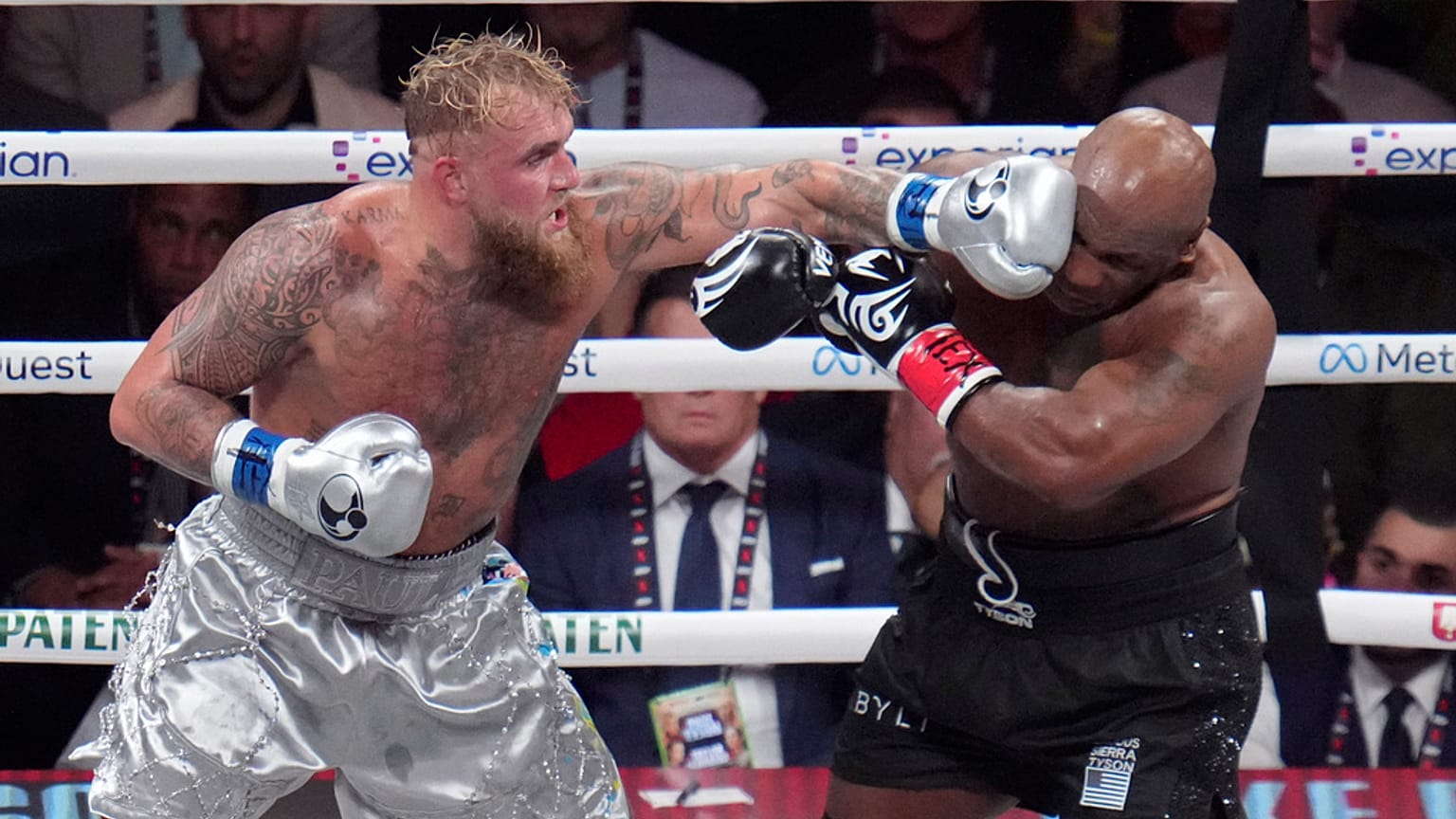Jake Paul balegyenest üt Mike Tysonnak nehézsúlyú bokszmérkőzésük során 2024. november 15-én a texasi Arlingtonban