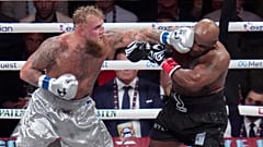 Jake Paul acerta uma esquerda em Mike Tyson durante o combate de boxe de pesos pesados, sexta-feira, 15 de novembro de 2024, em Arlington, Texas. (AP Photo/Julio Cortez)