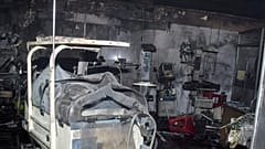 معدات تضررت بسبب الحريق داخل وحدة العناية المركزة لحديثي الولادة في مستشفى كلية جانسي الطبية في جانسي، الهند، الجمعة، 15 نوفمبر/تشرين الثاني 2024