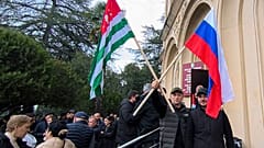 Участники акции протеста у здания парламента в Сухуми. 15 ноября 2024 года