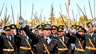 Kara Harp Okulu birincisi Ebru Eroğlu (ortada) yemin esnasında silah arkadaşlarıyla görüntüleniyor (Fotoğraf: X)