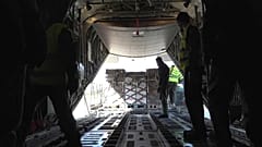 Το φορτίο της ανθρωπιστικής βοήθεια, που συγκεντρώθηκε από δωρεές πολιτών,  μεταφέρθηκε με στρατιωτικό αεροσκάφος