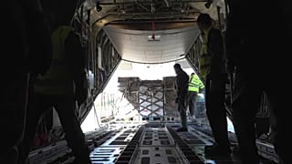 Le fret humanitaire va être expédié à bord d'un avion militaire depuis un aérodrome située à Pise jusqu’à l’aéroport de Larnaca, à Chypre.