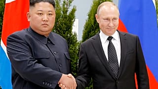 الرئيس الروسي فلاديمير بوتين، والزعيم الكوري الشمالي كيم جونغ أون خلال اجتماعهما في فلاديفوستوك، روسيا، في 25 أبريل/نيسان 2019
