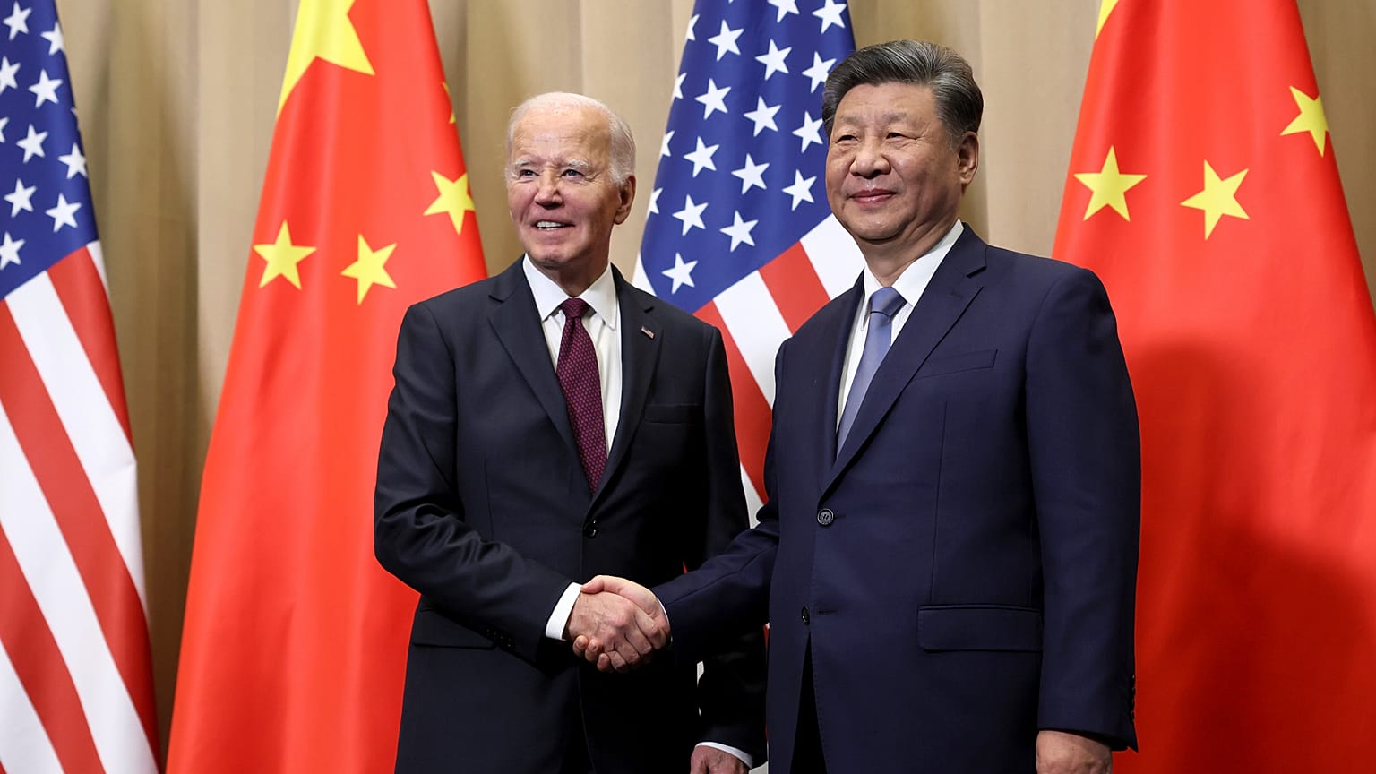 O Presidente Joe Biden aperta a mão ao Presidente chinês Xi Jinping antes de uma reunião bilateral em Lima, 16 de novembro de 2024