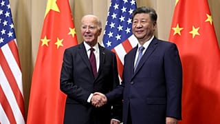 El presidente Joe Biden estrecha la mano del presidente chino Xi Jinping antes de una reunión bilateral en Lima, 16 de noviembre de 2024.