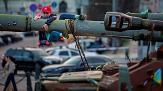 Часть экспозиции уничтоженной российской военной техники, в Киеве, Украина, 31 марта 2024 г.