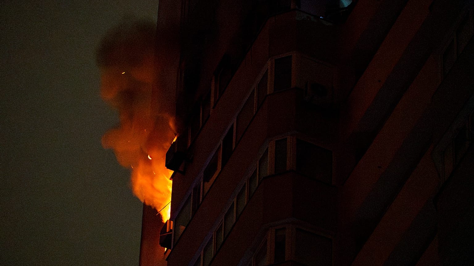 Un drone colpisce un edificio residenziale a Kiev, Ucraina, ottobre 2023