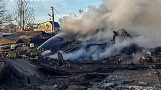 İtfaiye ekipleri Lviv'deki Rus saldırısının ardından çıkan yangını söndürmeye çalışıyor, 17 Kasım 2024.