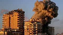 Καπνός υψώνεται από κτίριο που χτυπήθηκε από ισραηλινή αεροπορική επιδρομή στην Τύρο, στο νότιο Λίβανο, Σάββατο 16 Νοεμβρίου 2024. (AP Photo/Mohammed Zaatari)